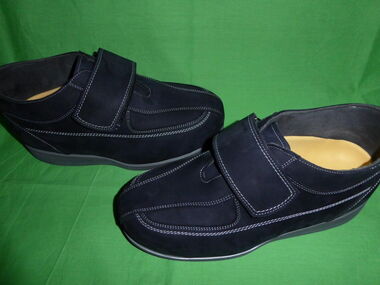 Orthpädischer Diabetikerschuh aus blauem Nubukleder mit heller Naht